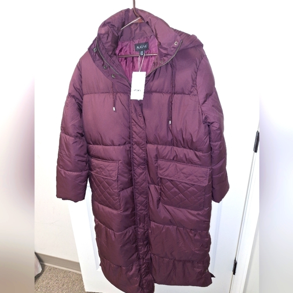 This is an Aligne Giovanna down filled puffer jacket. NWT. It's full-lengthS/M